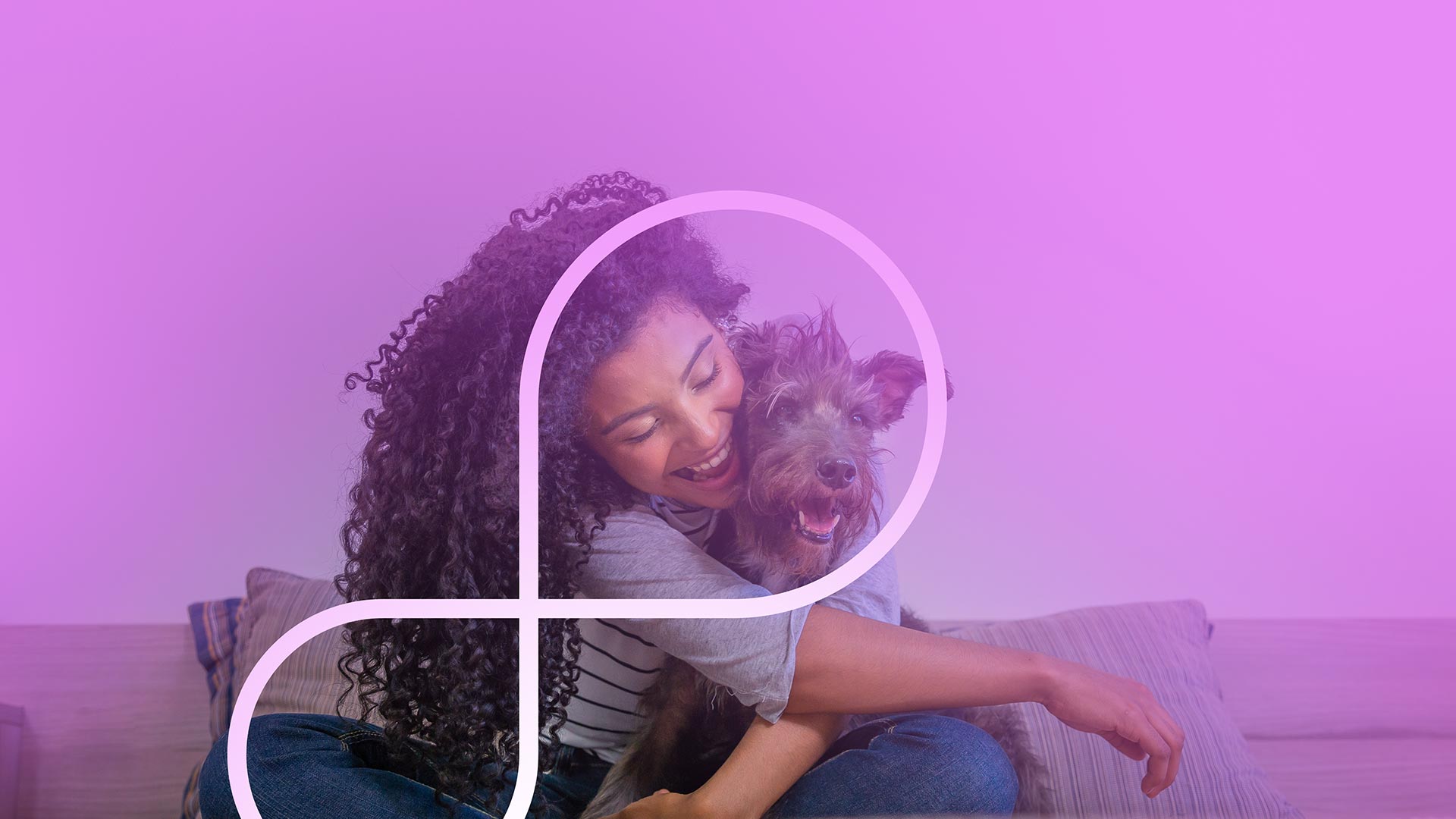 Foto de uma mulher brincando com um cachorro na sala de casa